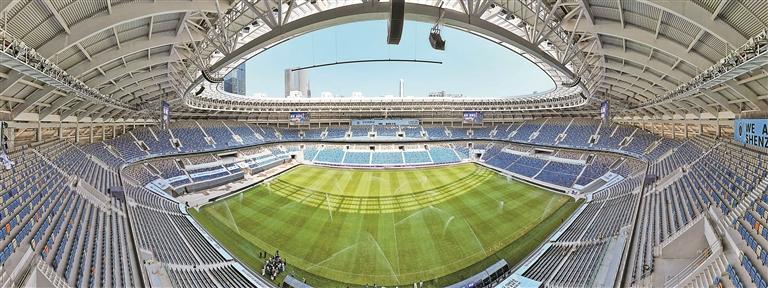 拜仁26／27赛季主场球衣谍照：红色基调搭配领口袖口金色线条